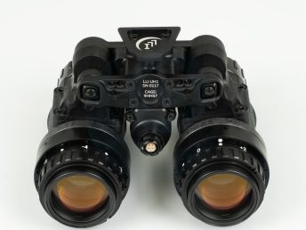 Black manual gain articulating night vision goggle